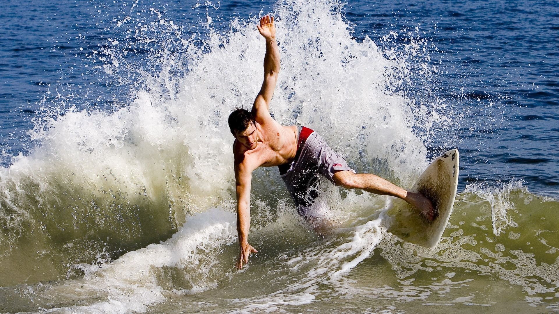 德甲比赛节奏加快，精彩反击体现战术多样，德甲打法特点